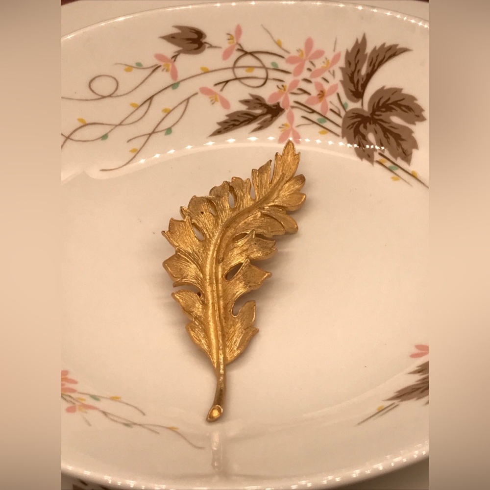 Vintage Coro 1961 Gold Tone Leaf Brooch Pin